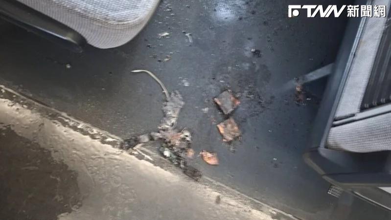 台鐵列車驚魂！行動電源突冒煙燃燒　幸無人傷亡