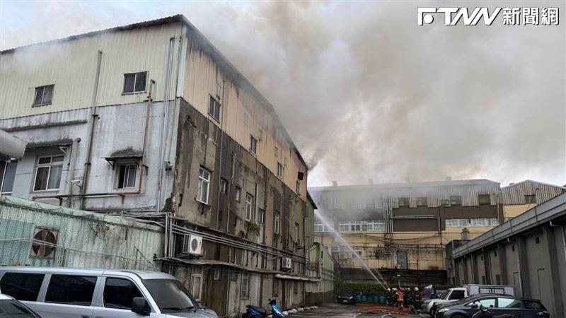 快訊／新莊電鍍工廠火警！內有存大量「化骨水」黑煙沖天　消防局急呼：快關窗戴口罩