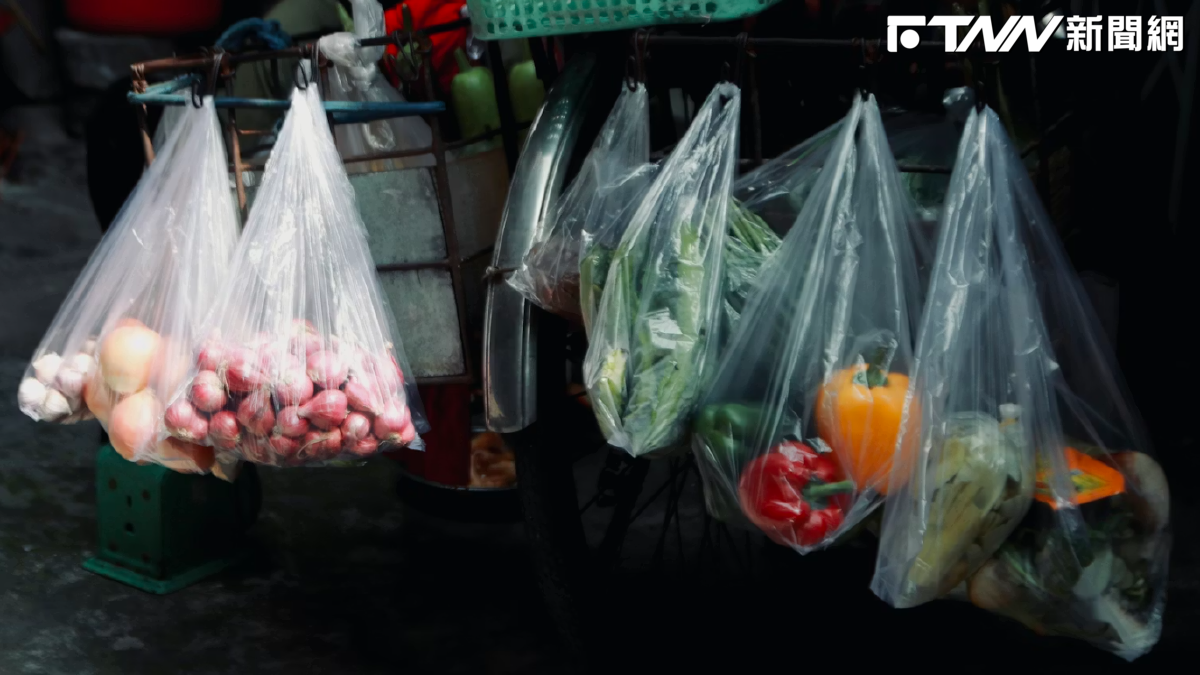 塑膠袋狂漲3成！中油釋5千噸原料救火　經濟部急推「平價專案」：不要再漲價