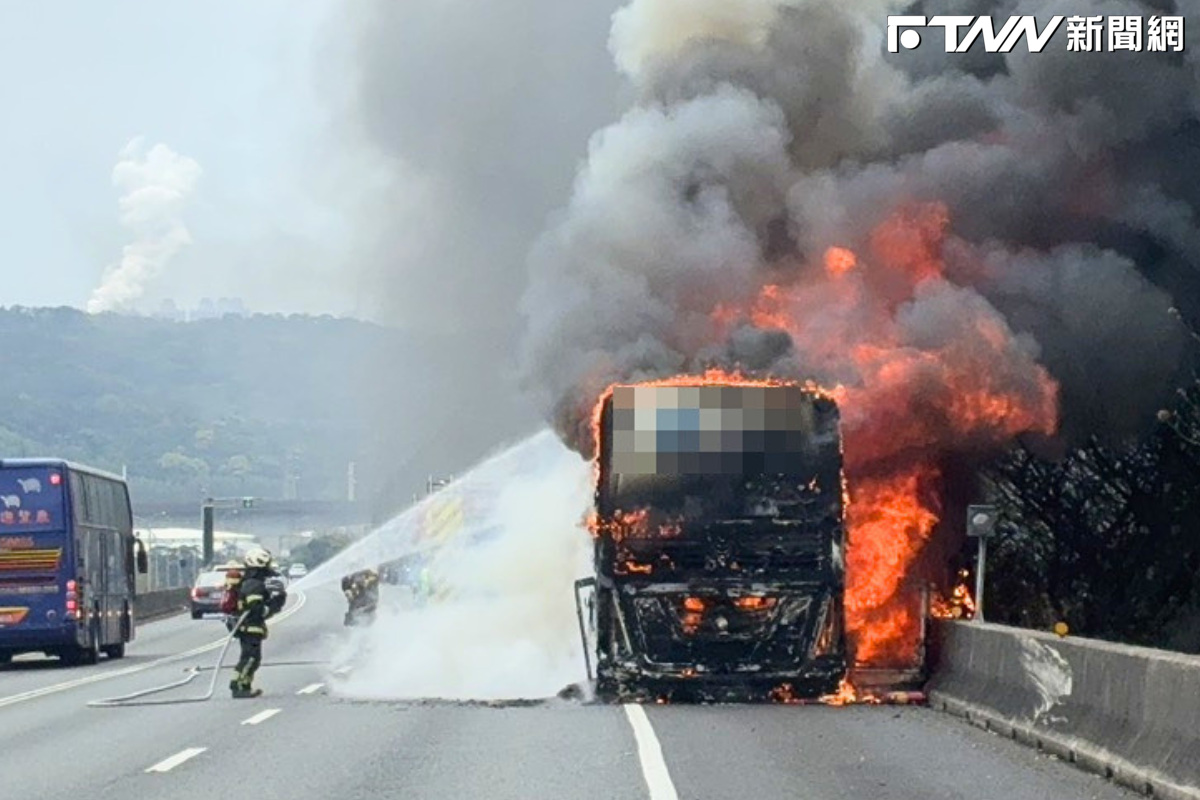 超驚險！國1五楊高架道遊覽車火燒車　25人急逃生