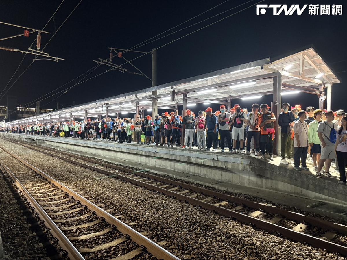 粉紅超跑魅力驚人！台鐵白沙屯站月台塞滿「香燈腳」　高鐵苗栗站運量更刷新史上紀錄