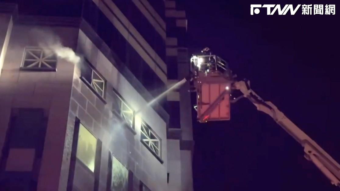 高雄深夜連傳兩起火警！新興、前鎮都疑冷氣釀禍　1婦吸濃煙送醫