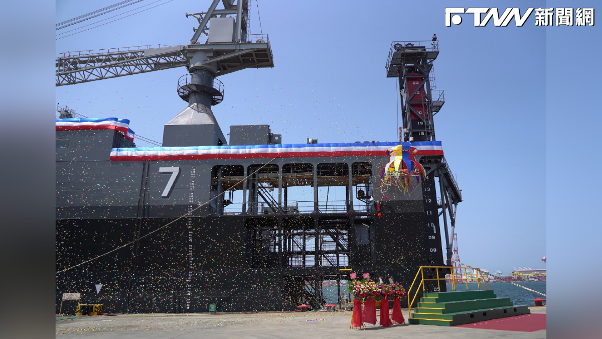 國艦國造後勤大進化！這檔「軍工巨頭」承建海軍新浮塢昨下水　股價死守20元大關