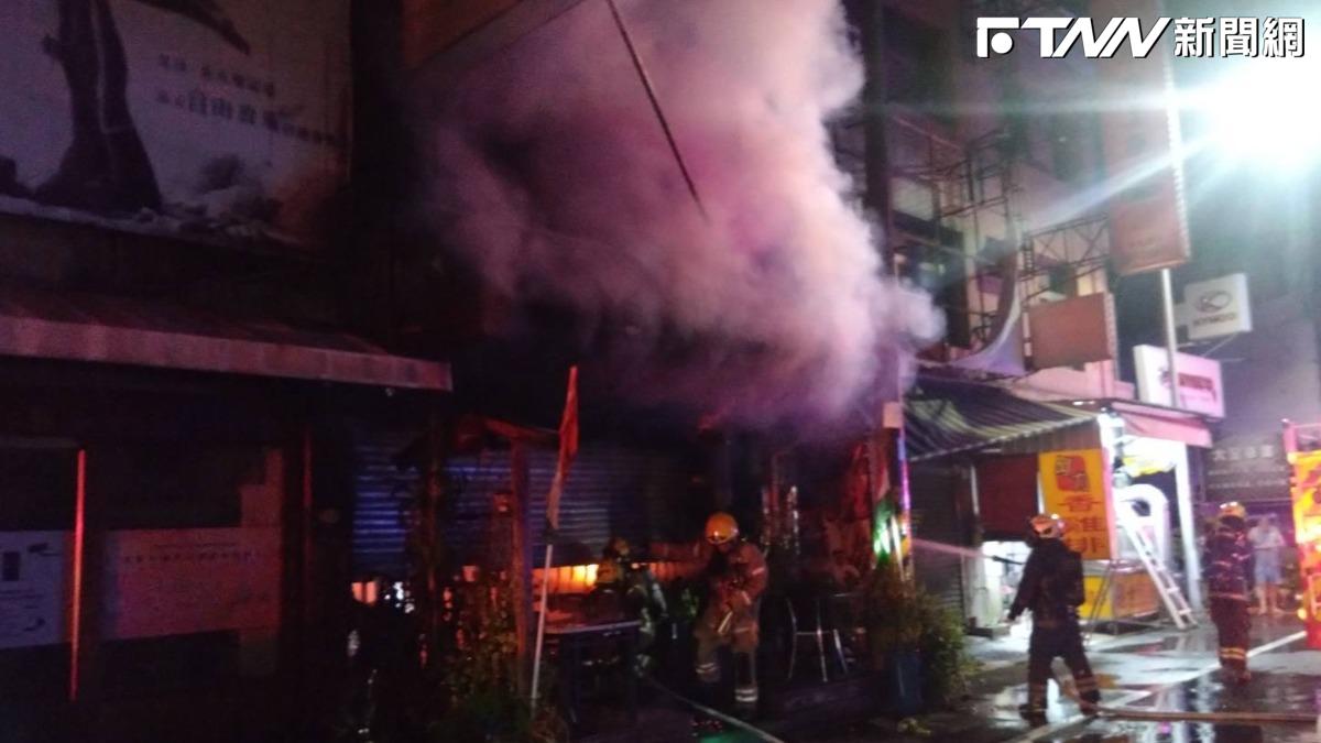 台南永康深夜火警！鐵皮屋全面燃燒波及鄰店　出動24消防車搶救