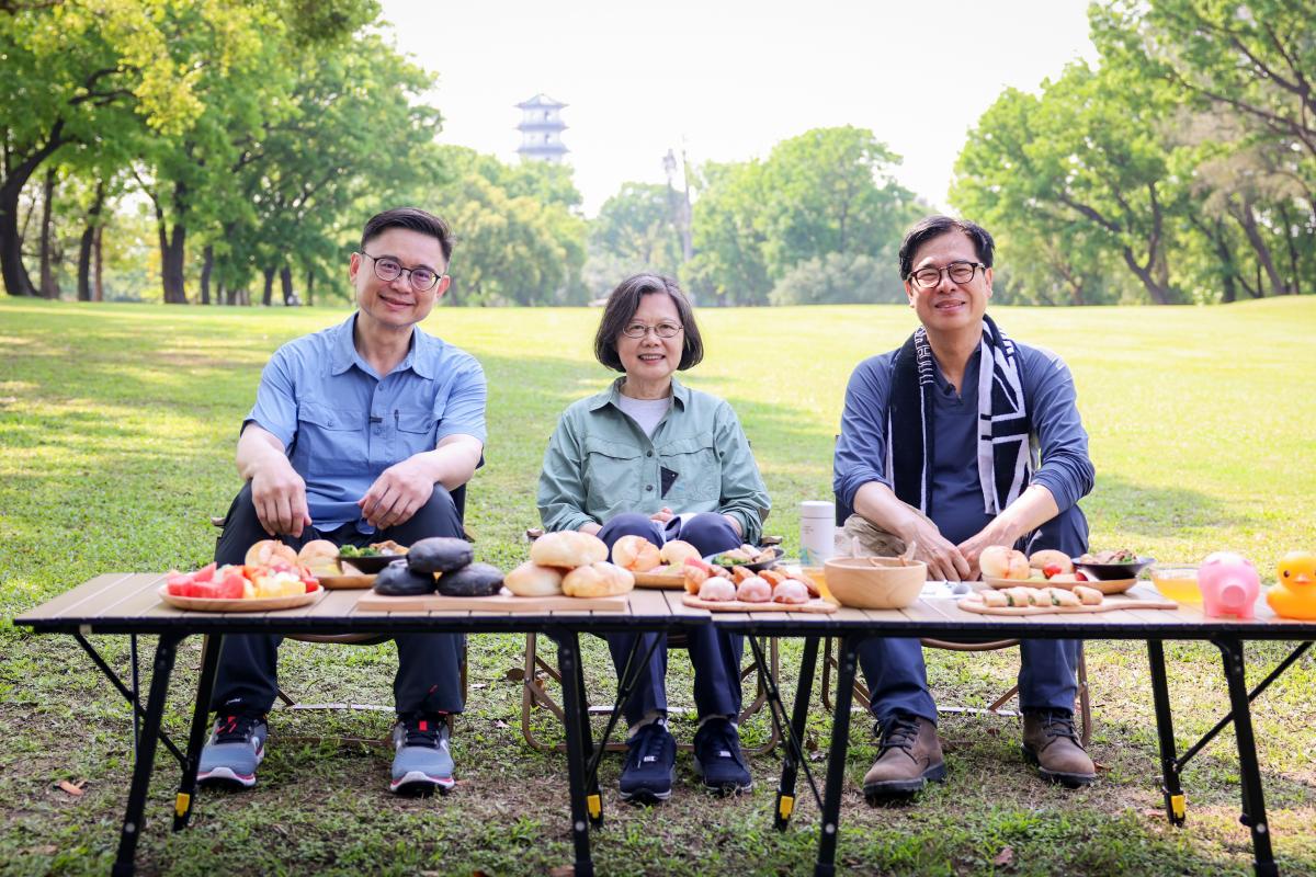 你們週末早上6點起得來嗎？蔡英文現身高雄爬山　驚喜發現「他」也是香菜派